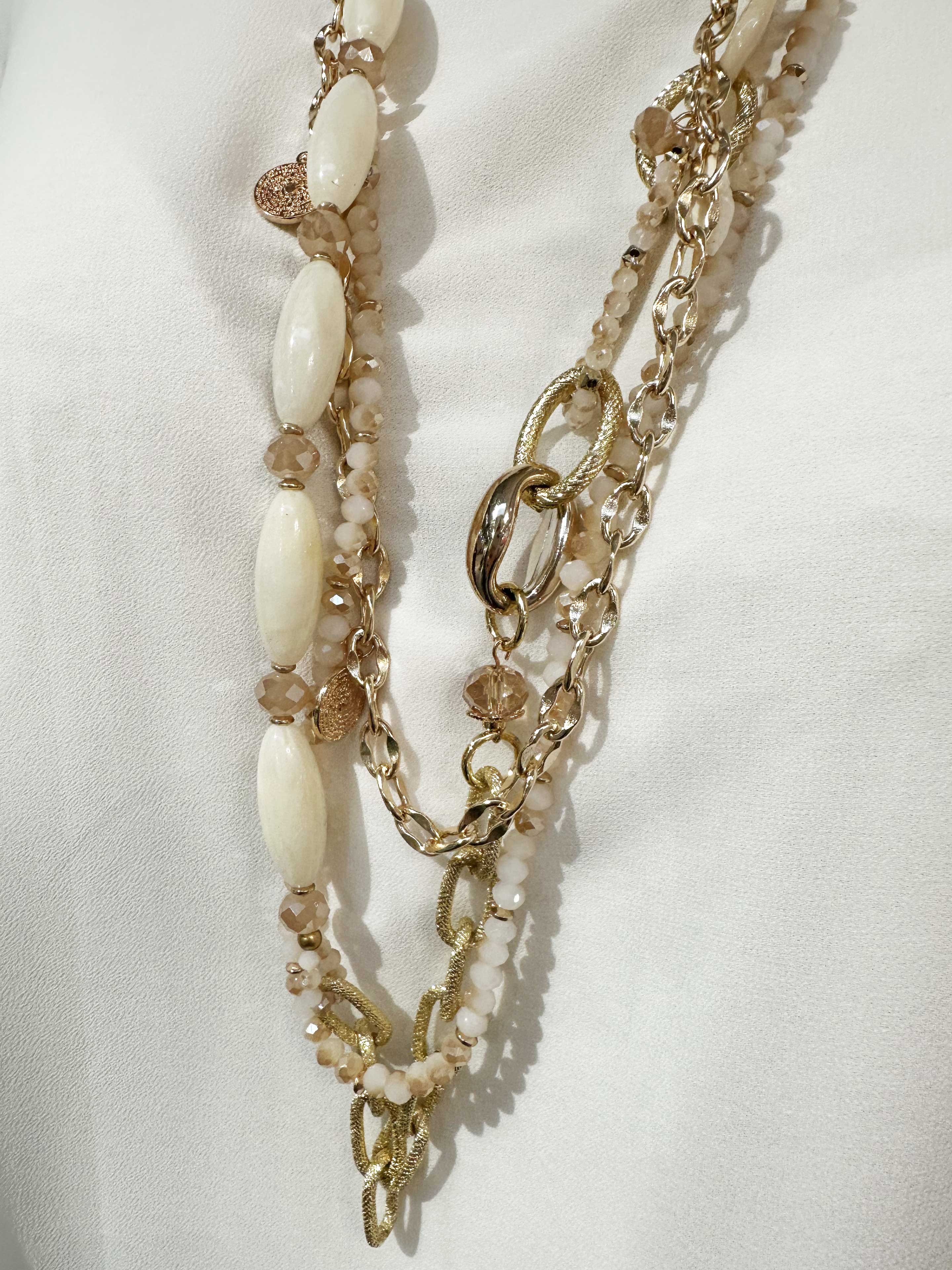 Gaia - Guldfärgat pärlhalsband med tre kedjor